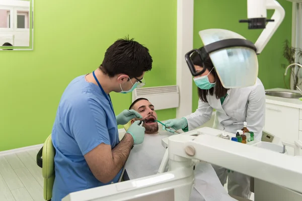 Medical Care A Patient With A Toothache — Stock Photo, Image