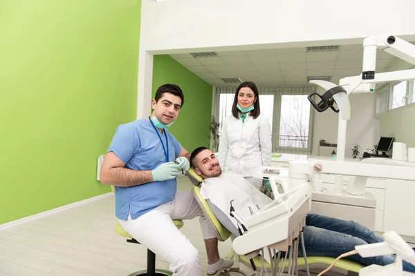 Porträt eines Zahnarztes, Assistenten und Patienten — Stockfoto