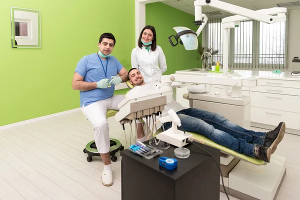 Portrait d'un dentiste, assistant et patient — Photo