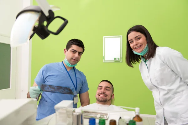 Dentist Holding X-Ray And Examse White Patient — Stock Photo, Image