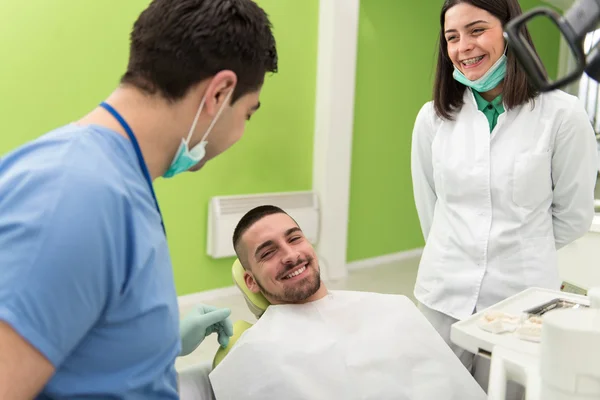 Junger Mann mit Zahnpflege — Stockfoto