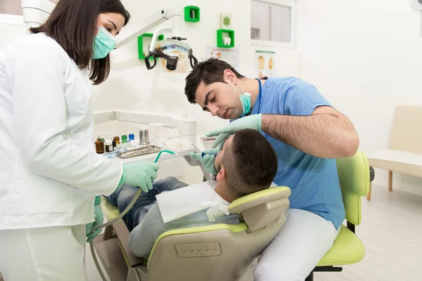 Medical Care A Patient With A Toothache — Stock Photo, Image