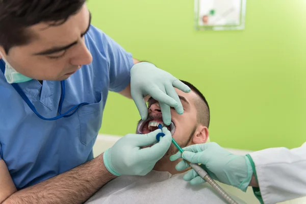 Close-Up van de Open mond van de patiënt tijdens de mondelinge Checkup — Stockfoto