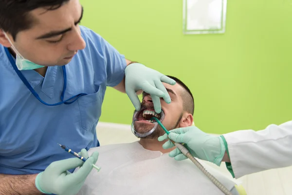 Primer plano de la boca abierta del paciente durante el chequeo oral — Foto de Stock