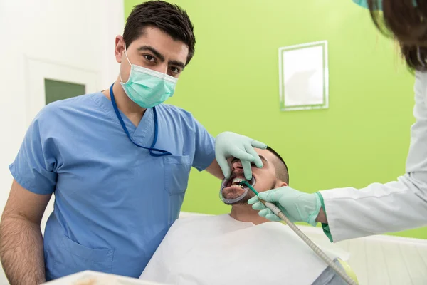 Zahnarzt macht eine Zahnbehandlung am Patienten — Stockfoto