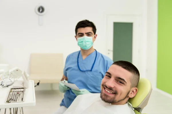 Dentist Writes On The Card Patient Personal Information — Stock Photo, Image