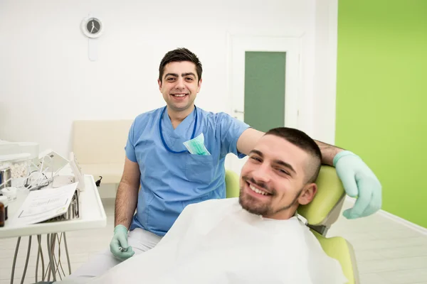 Портрет дантиста с пациентом — стоковое фото