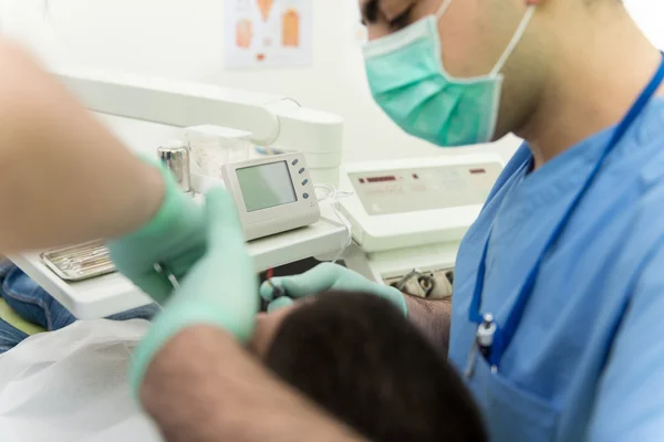 Medical Care A Patient With A Toothache — Stock Photo, Image