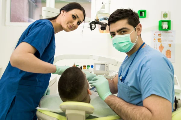 Jonge man met zijn tanden Tandheelkundige zorg — Stockfoto