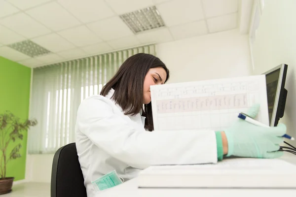 Asistente de dentista escribe algunas notas en libro médico —  Fotos de Stock