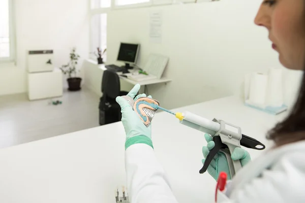 Primer plano de impresión dental con implante —  Fotos de Stock