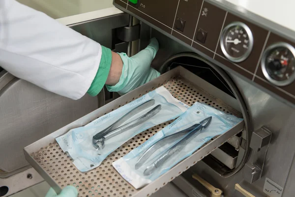 Tandarts plaatsen medische Autoclaaf voor steriliseren chirurgische — Stockfoto