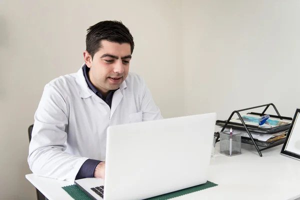 Porträtt av manliga läkare med Netbook — Stockfoto