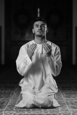 Müslüman adam camide namaz kılıyor.