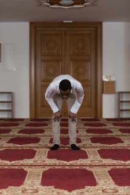 Mütevazi Afro Müslüman dua