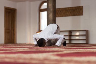 Genç Afrika adam dua