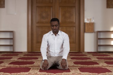 Camide dua genç Afrika adam
