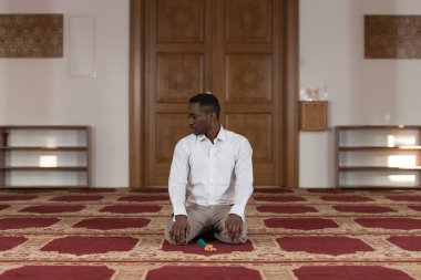 Genç Afrika adam dua