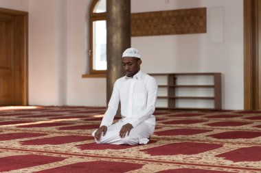 Genç Afrika Müslüman adam dua