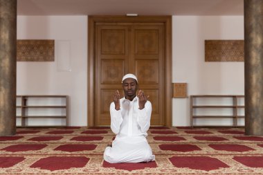 Afrika Müslüman erkek camide dua ediyor