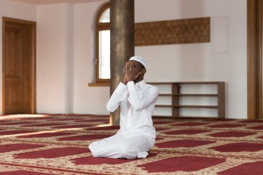 Genç Afrika Müslüman adam dua