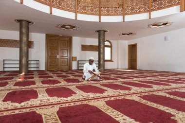 Afrika Müslüman erkek Kur'an okuyor