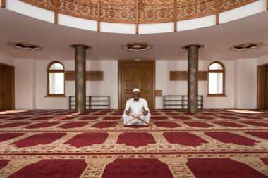 Afrika Müslüman erkek okuma kutsal İslam kitap Kur'an