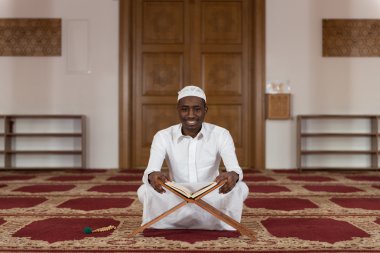 Genç Afrika Müslüman adam Kur'an okuma