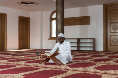 Afrika Müslüman erkek okuma kutsal İslam kitap Kur'an