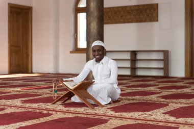 Bir Afrikalı zenci camide portresi