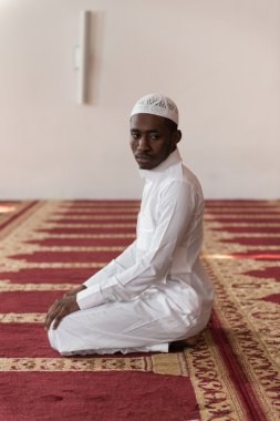 Genç Afrika Müslüman adam dua