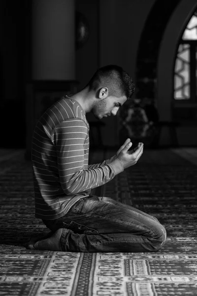 Musulmana rezando en mezquita —  Fotos de Stock