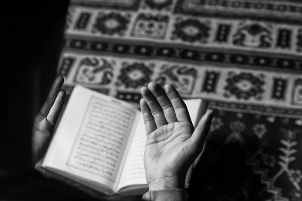 Άγιο ανάγνωση Άραβα μουσουλμανικό ισλαμικό βιβλίο το Κοράνι — Φωτογραφία Αρχείου