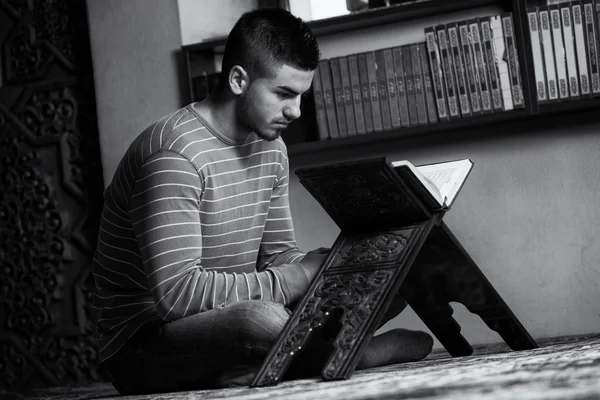 Arabic Muslim Man Reading Holy Islamic Book Koran — Stock Photo, Image