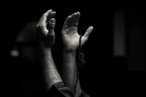 Руки держат мусульманский Розарий — стоковое фото