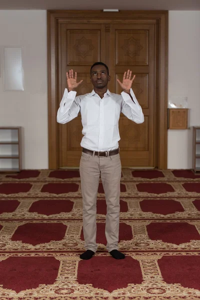 Afrikanischer Muslim betet in Moschee — Stockfoto