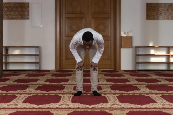 Afryki Muzułmanin modli się w meczecie — Zdjęcie stockowe