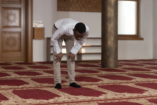 Afrikansk-muslimsk bønn i moskeen – stockfoto