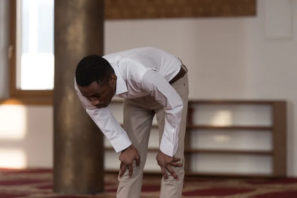 謙虚なアフロのイスラム教徒の祈り — ストック写真