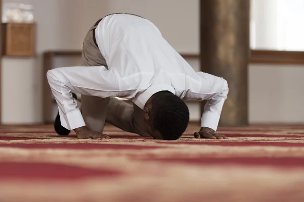 Humilde oração muçulmana afro — Fotografia de Stock