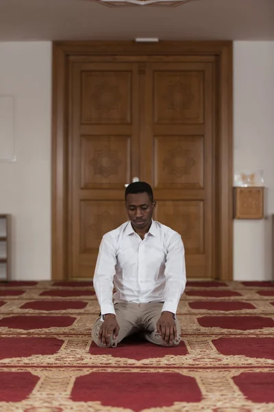 Африканские мусульмане молятся в мечети — стоковое фото