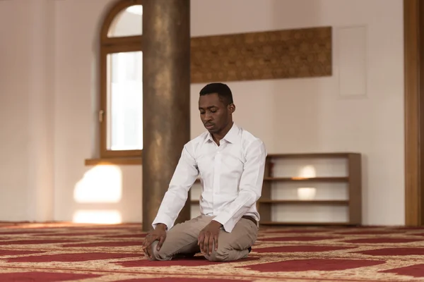 Afrikanska bönen i moskén — Stockfoto