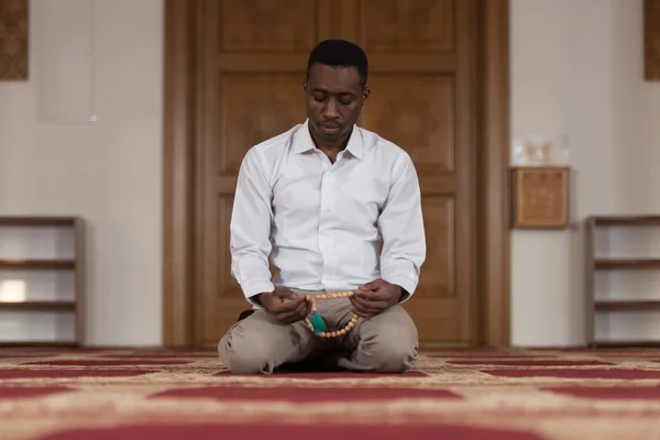 Africano muçulmano rezando na mesquita — Fotografia de Stock