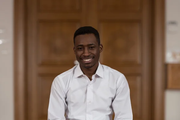 Portrait d'un homme noir africain dans la mosquée — Photo