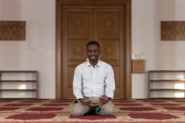 Retrato de un hombre africano negro en la mezquita — Foto de Stock