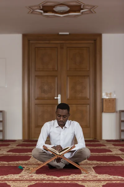 Homme musulman africain lisant le Saint-Livre islamique Coran — Photo