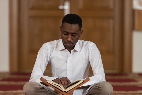 African Muslim Man Is Reading The Koran — Stock Photo, Image