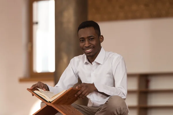Afrika Müslüman erkek okuma kutsal İslam kitap Kur'an — Stok fotoğraf