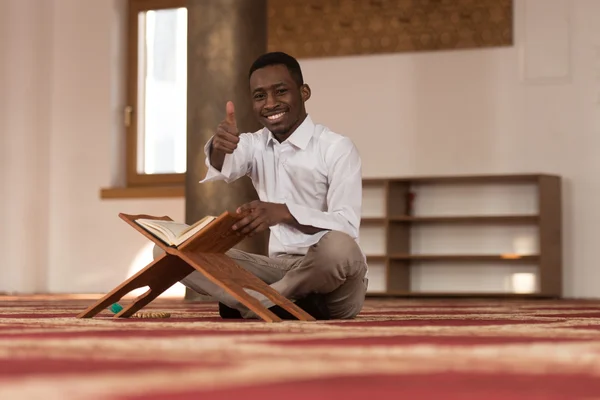 Negro africano musulmán hombre mostrando pulgares hasta —  Fotos de Stock