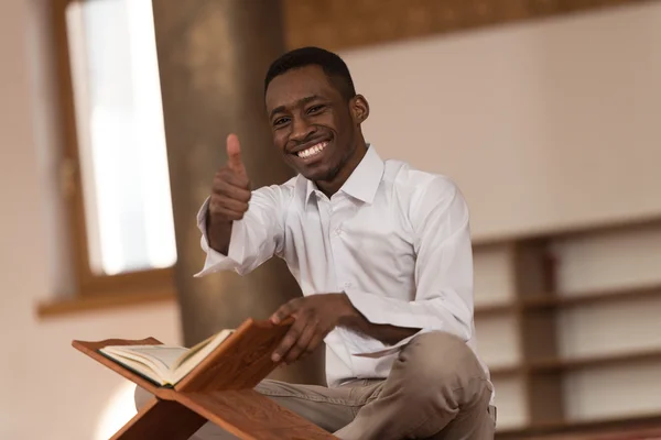 Nero africano musulmano uomo mostra pollici fino — Foto Stock